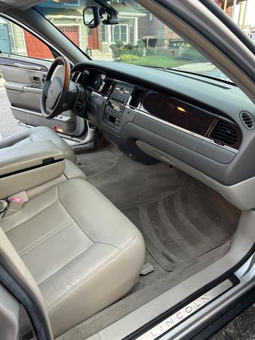 Photo of 2009 Silver Lincoln Town Car