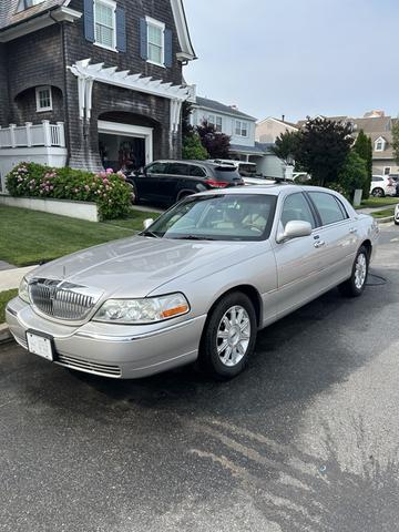 Photo of 2009 Silver Lincoln Town Car