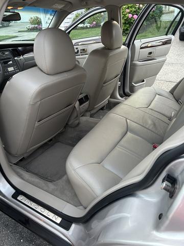 Photo of 2009 Silver Lincoln Town Car