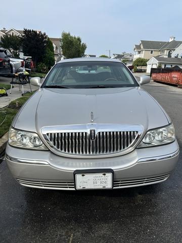Photo of 2009 Silver Lincoln Town Car
