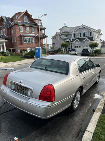 Photo of 2009 Silver Lincoln Town Car