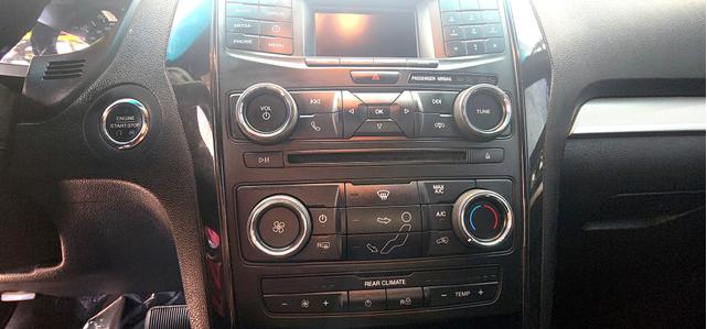 Photo of 2016 White Ford Explorer