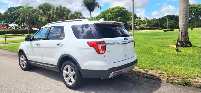 Photo of 2016 White Ford Explorer
