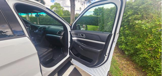 Photo of 2016 White Ford Explorer