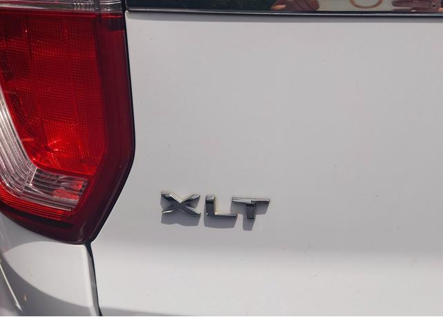 Photo of 2016 White Ford Explorer