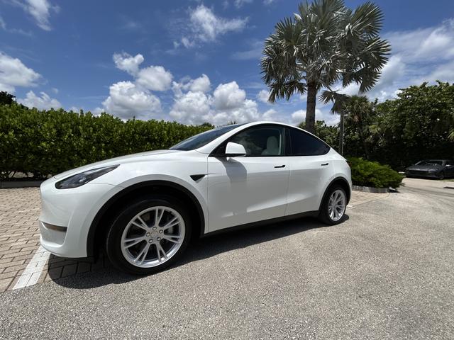 Photo of 2023 White Tesla Model Y
