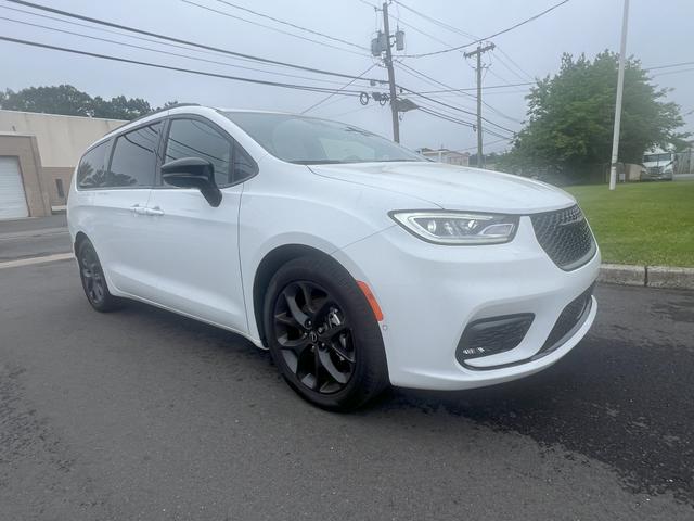 Photo of 2025 White Chrysler Pacifica