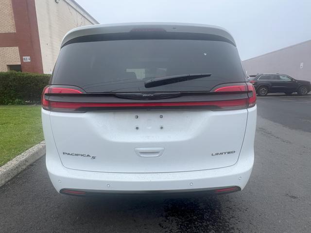 Photo of 2025 White Chrysler Pacifica