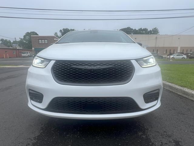 Photo of 2025 White Chrysler Pacifica
