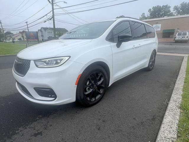 Photo of 2025 White Chrysler Pacifica