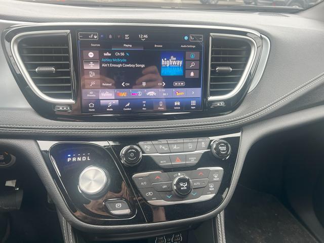 Photo of 2025 White Chrysler Pacifica