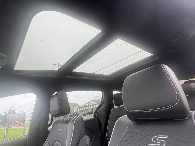 Photo of 2025 White Chrysler Pacifica
