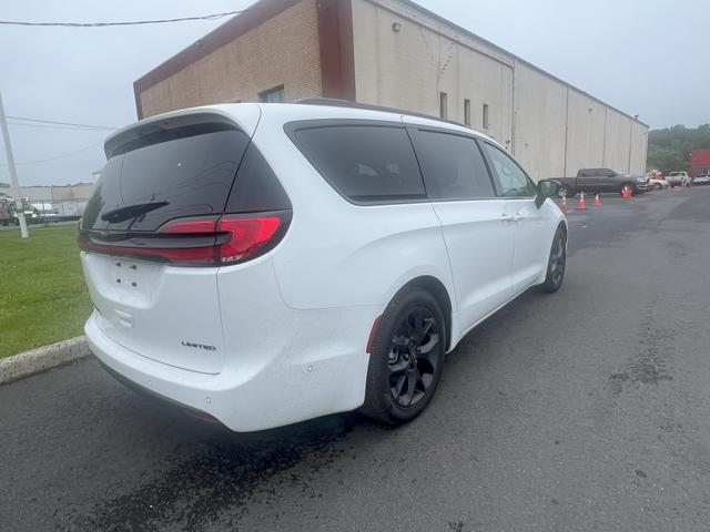 Photo of 2025 White Chrysler Pacifica