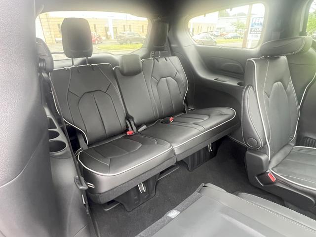 Photo of 2025 White Chrysler Pacifica