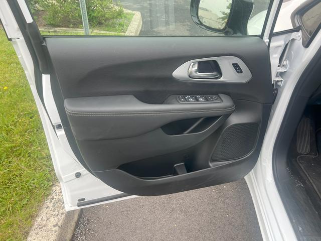 Photo of 2025 White Chrysler Pacifica