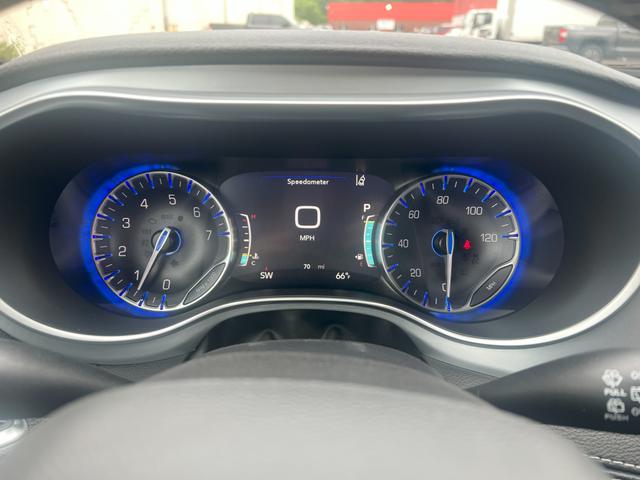 Photo of 2025 White Chrysler Pacifica