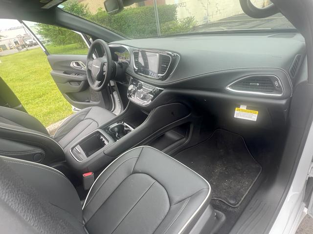 Photo of 2025 White Chrysler Pacifica