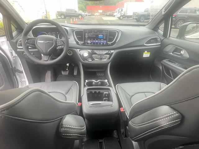 Photo of 2025 White Chrysler Pacifica