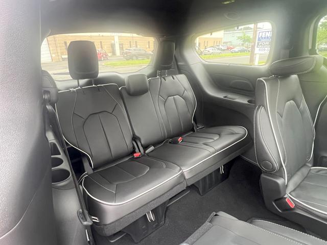 Photo of 2025 White Chrysler Pacifica