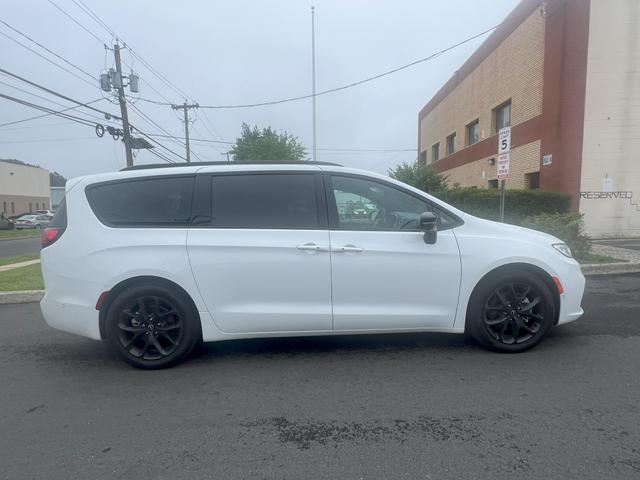Photo of 2025 White Chrysler Pacifica