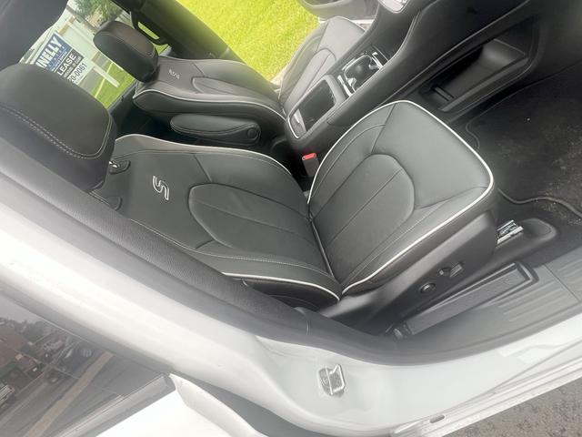 Photo of 2025 White Chrysler Pacifica