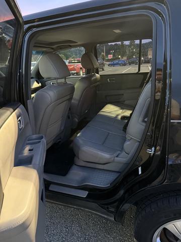 Photo of 2014 Black Honda Pilot
