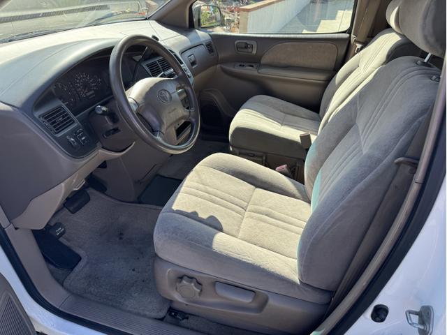 Photo of 1998 White Toyota Sienna