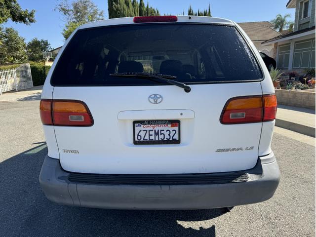 Photo of 1998 White Toyota Sienna