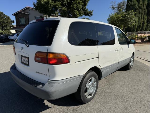 Photo of 1998 White Toyota Sienna
