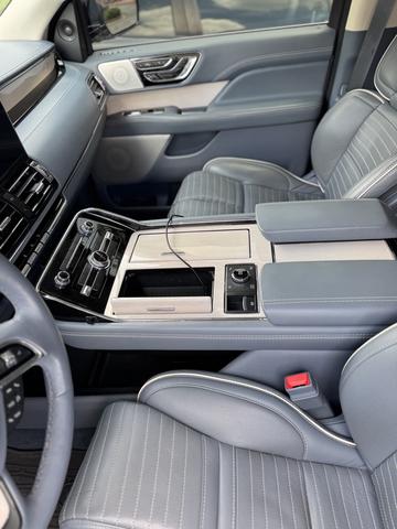 Photo of 2020 White Lincoln Navigator