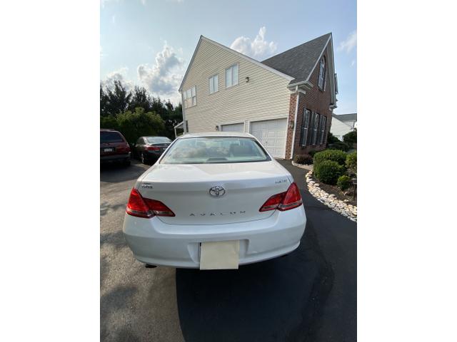 Photo of 2007 White Toyota Avalon