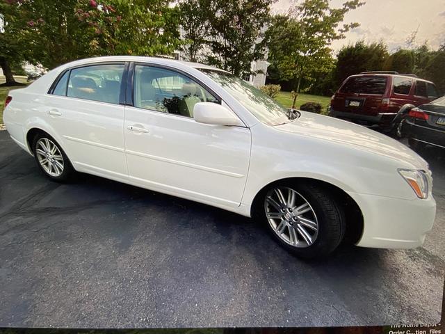 Photo of 2007 White Toyota Avalon