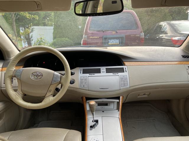 Photo of 2007 White Toyota Avalon