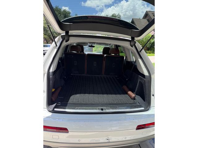 Photo of 2019 White Audi Q7