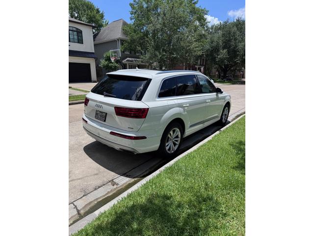 Photo of 2019 White Audi Q7