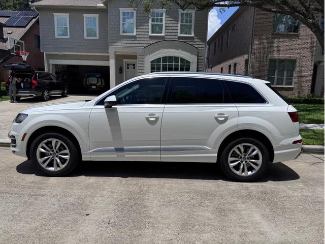 Photo of 2019 White Audi Q7