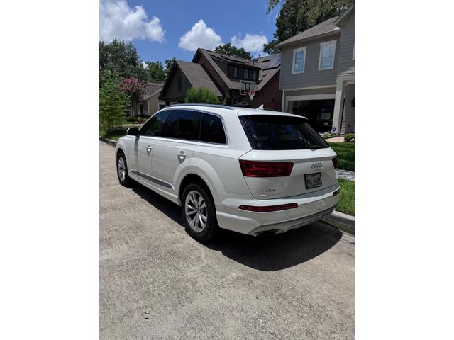 Photo of 2019 White Audi Q7