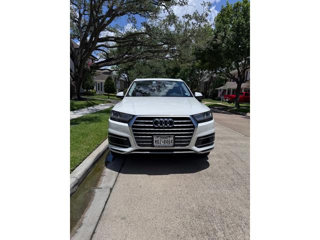 Photo of 2019 White Audi Q7