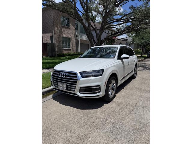 Photo of 2019 White Audi Q7