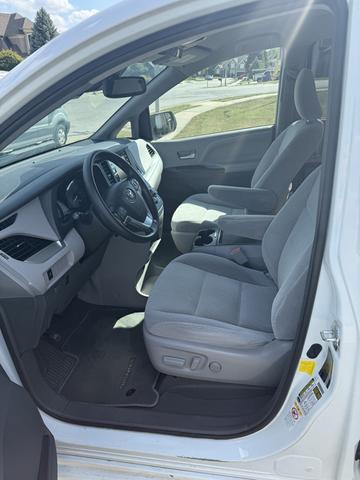 Photo of 2019 White Toyota Sienna
