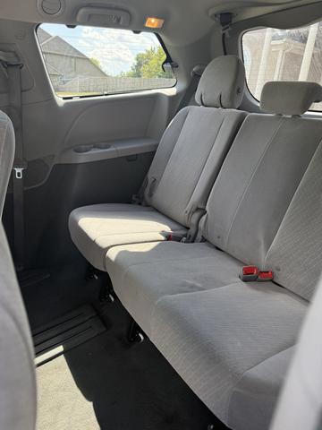Photo of 2019 White Toyota Sienna