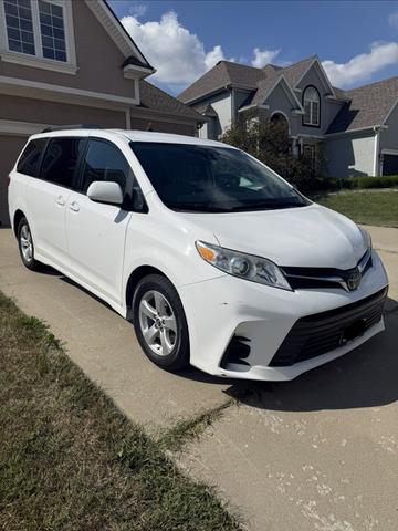 Photo of 2019 White Toyota Sienna