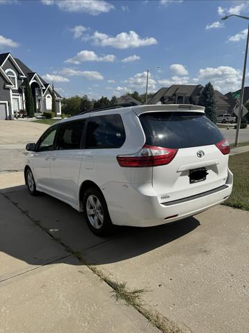 Photo of 2019 White Toyota Sienna
