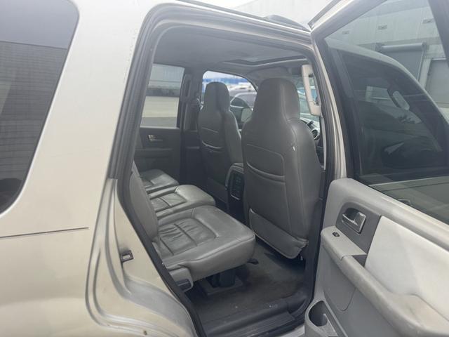 Photo of 2004 Gray Ford Expedition
