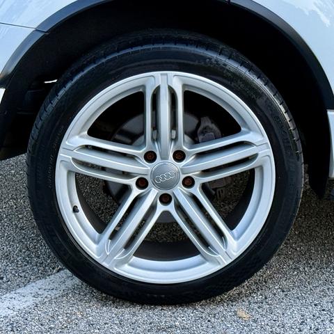 Photo of 2011 White Audi Q7