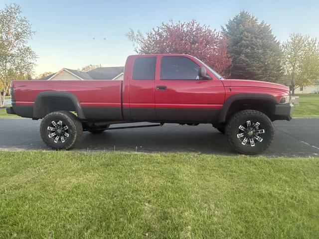 Photo of 2001 Red Dodge Ram 2500