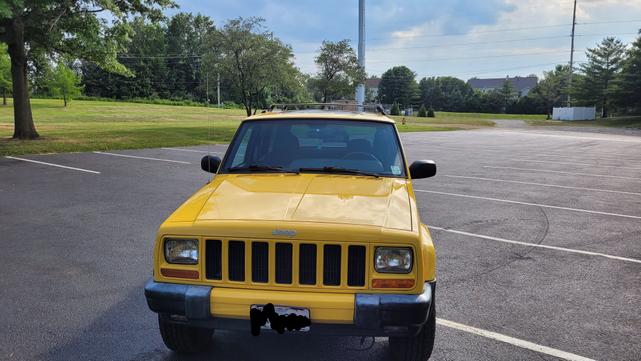 Photo of 2001 Yellow Jeep Cherokee