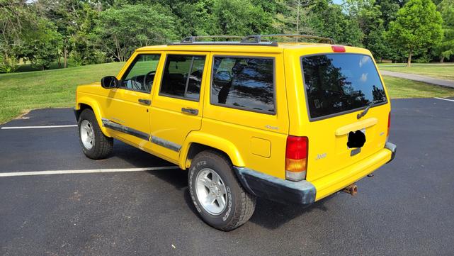 Photo of 2001 Yellow Jeep Cherokee