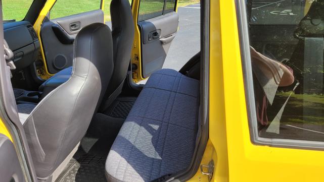Photo of 2001 Yellow Jeep Cherokee