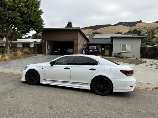 Photo of 2015 White Lexus LS 460